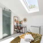 Villa Bright Apartment, By Hopstays
