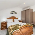 Villa Bright Apartment, By Hopstays