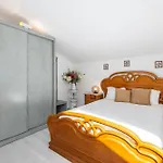 Bright Apartment, By Hopstays *