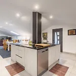 Bright Apartment, By Hopstays Villa *