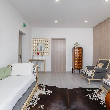 Bright Apartment, By Hopstays Crestuma