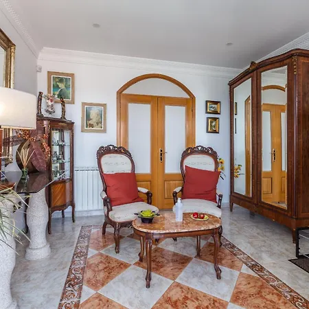 New - Bright Villa Crestuma