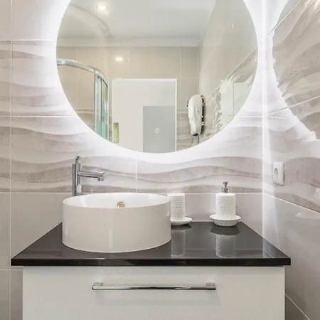 Bright Apartment, By Hopstays * Crestuma