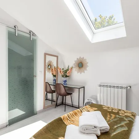 Villa Bright Apartment, By Hopstays