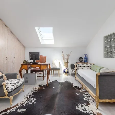 Bright Apartment, By Hopstays Crestuma