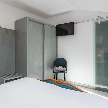 Bright Apartment, By Hopstays