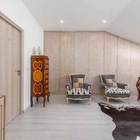 Villa Bright Apartment, By Hopstays