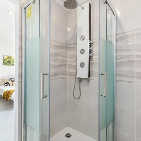 Bright Apartment, By Hopstays Crestuma