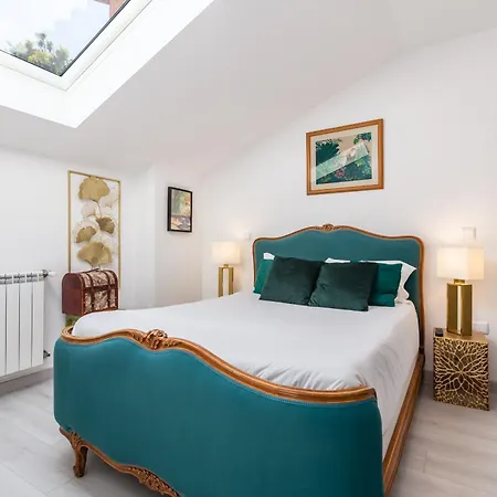 Bright Apartment, By Hopstays