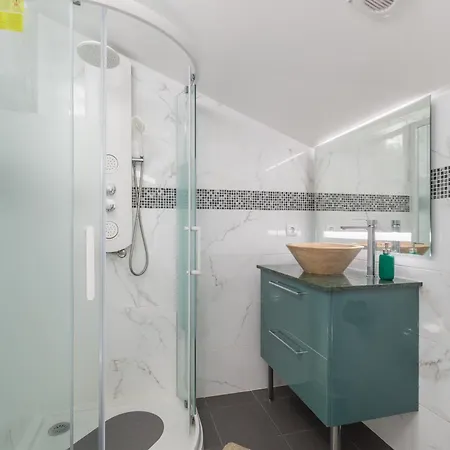 Bright Apartment, By Hopstays *