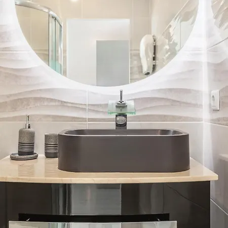 Bright Apartment, By Hopstays Crestuma