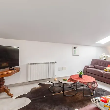 Bright Apartment, By Hopstays