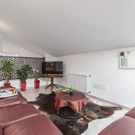 Villa Bright Apartment, By Hopstays Crestuma