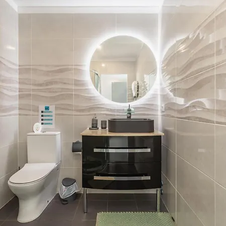 Bright Apartment, By Hopstays *