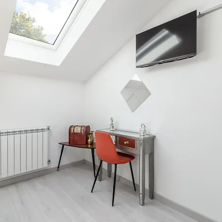 Bright Apartment, By Hopstays * Crestuma