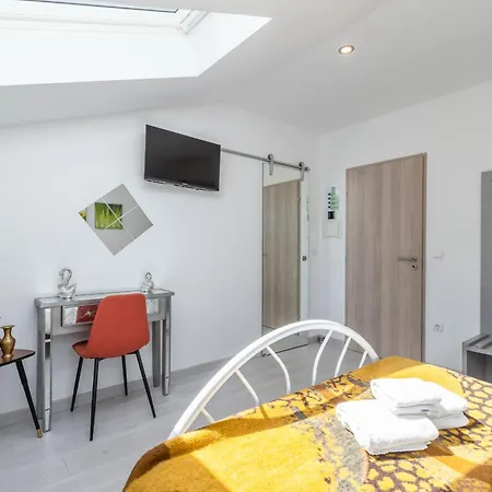 Bright Apartment, By Hopstays