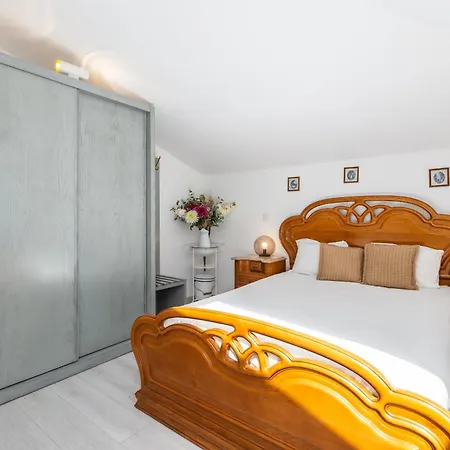 Bright Apartment, By Hopstays *