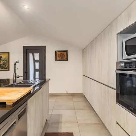 Bright Apartment, By Hopstays Crestuma