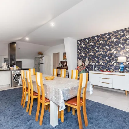 Bright Apartment, By Hopstays * Crestuma