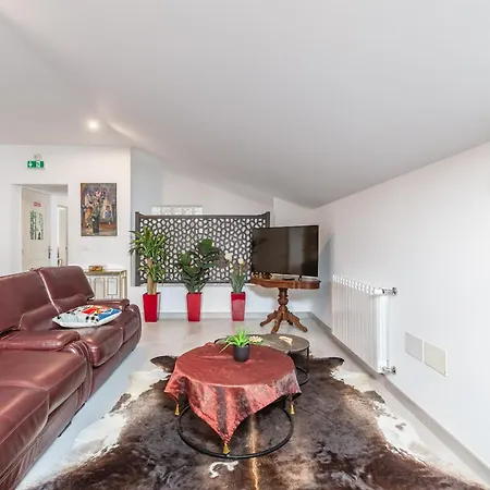 Bright Apartment, By Hopstays * Crestuma