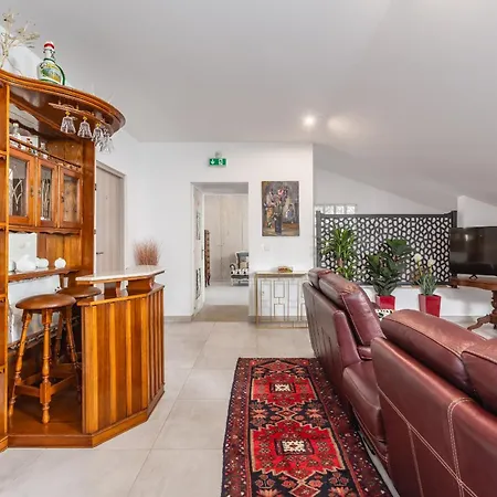 Bright Apartment, By Hopstays * Crestuma