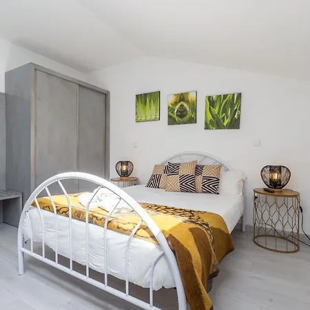 Bright Apartment, By Hopstays *