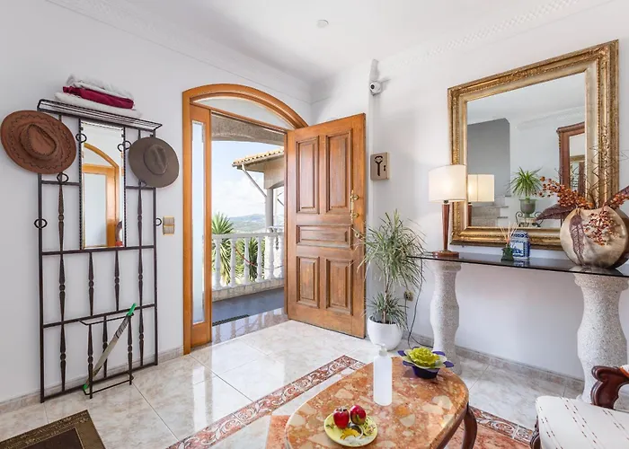 Villa Bright Apartment, By Hopstays *