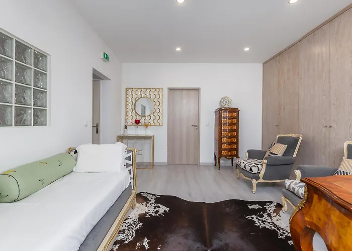 Bright Apartment, By Hopstays Crestuma