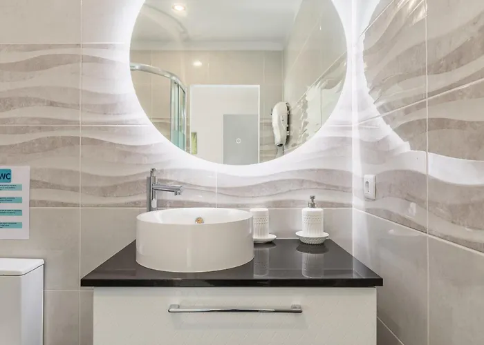 Bright Apartment, By Hopstays * Crestuma