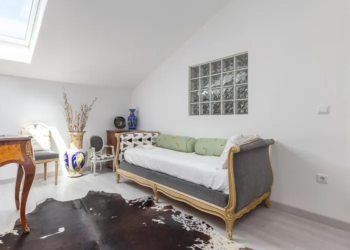 Bright Apartment, By Hopstays