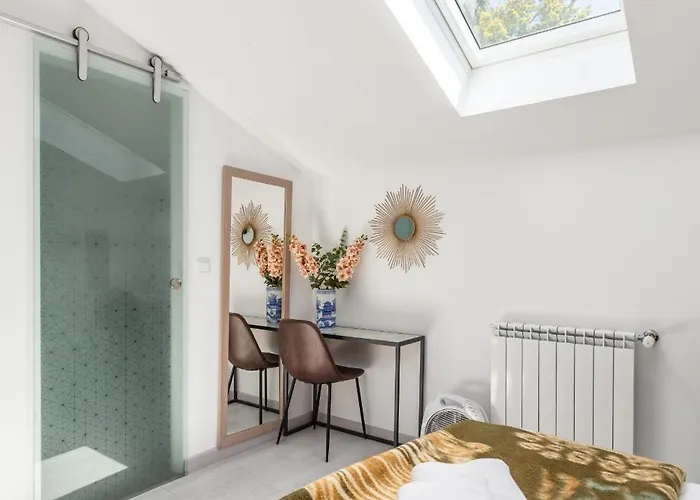 Villa Bright Apartment, By Hopstays