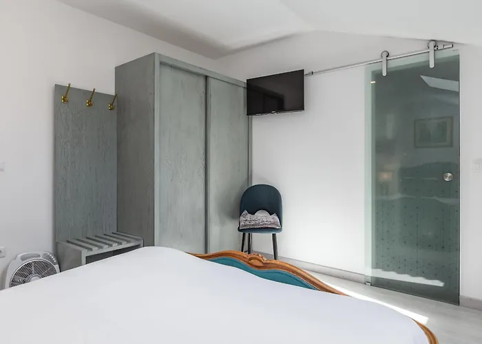 Bright Apartment, By Hopstays