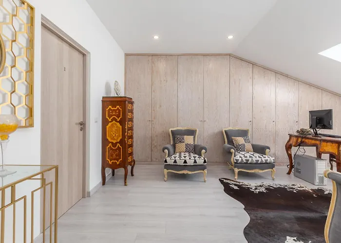 Villa Bright Apartment, By Hopstays