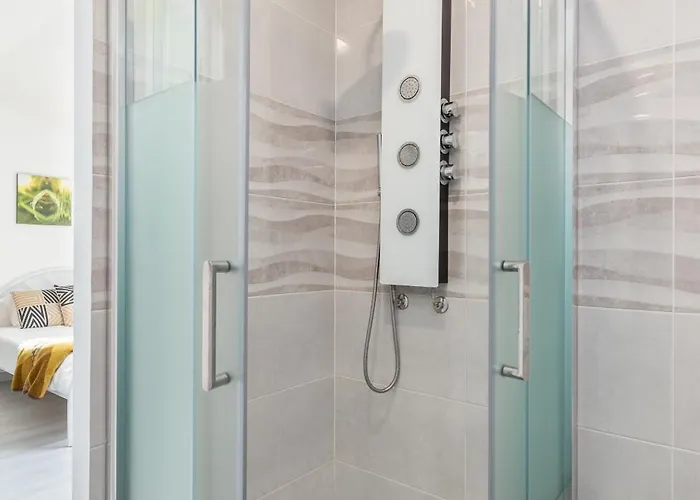 Bright Apartment, By Hopstays Crestuma