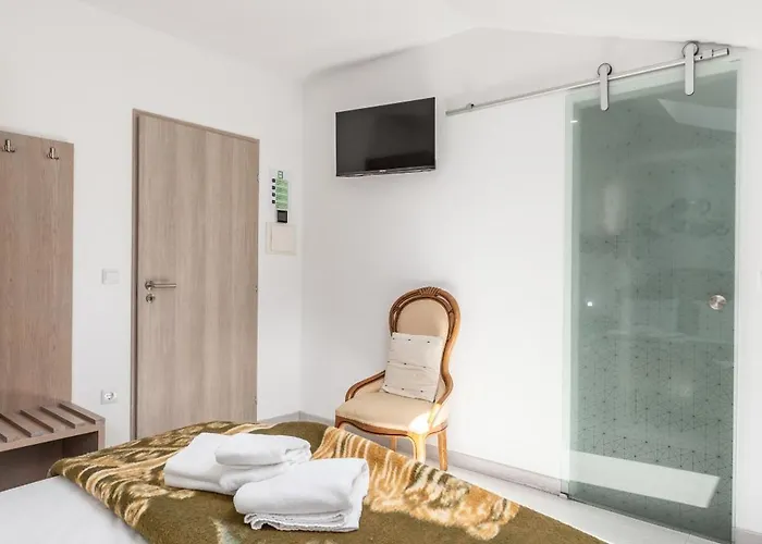 Bright Apartment, By Hopstays * Crestuma