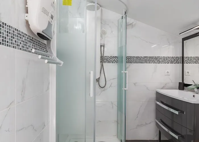 Villa Bright Apartment, By Hopstays *