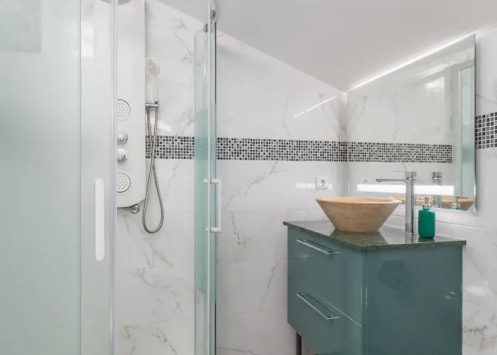 Bright Apartment, By Hopstays *