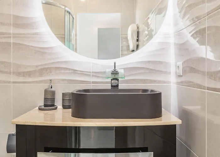 Bright Apartment, By Hopstays Crestuma