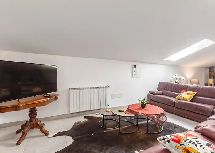 Bright Apartment, By Hopstays