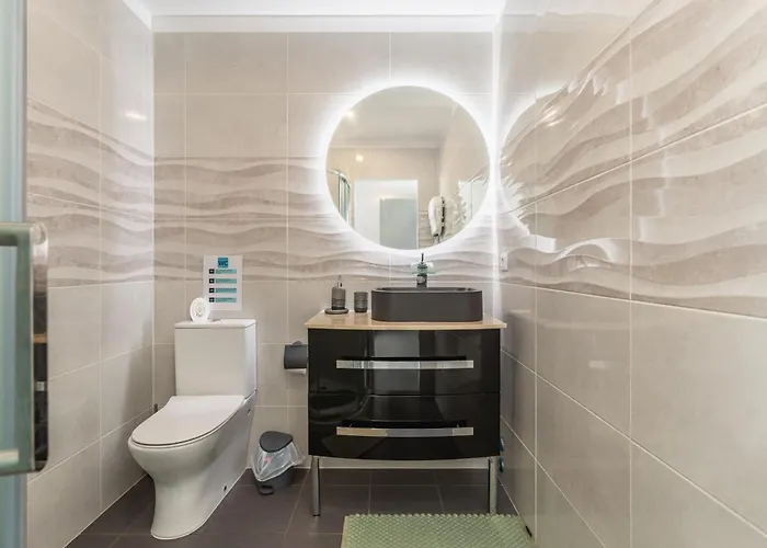 Bright Apartment, By Hopstays *