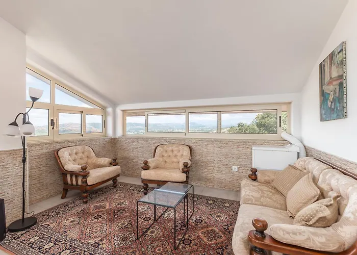 Bright Apartment, By Hopstays Crestuma