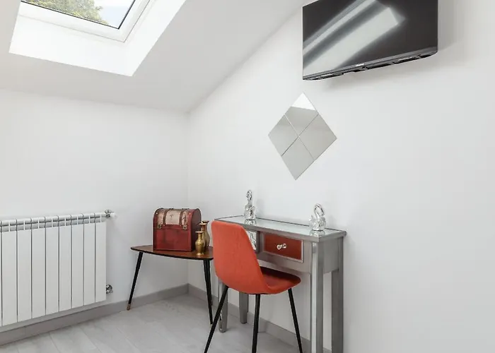 Bright Apartment, By Hopstays * Crestuma