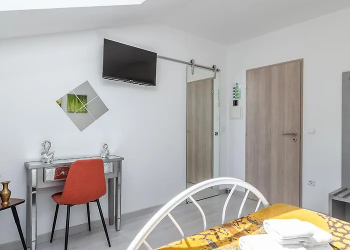 Bright Apartment, By Hopstays