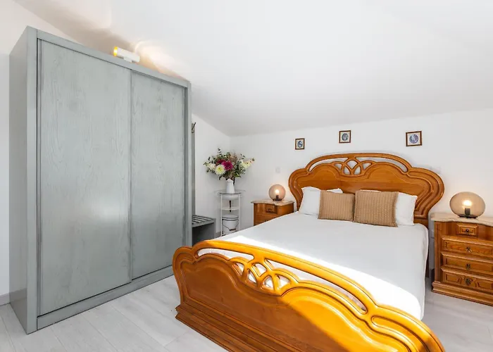 Bright Apartment, By Hopstays *