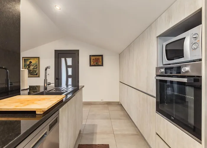 Bright Apartment, By Hopstays Crestuma