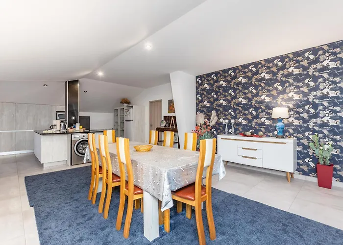 Bright Apartment, By Hopstays * Crestuma