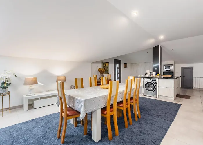 Bright Apartment, By Hopstays