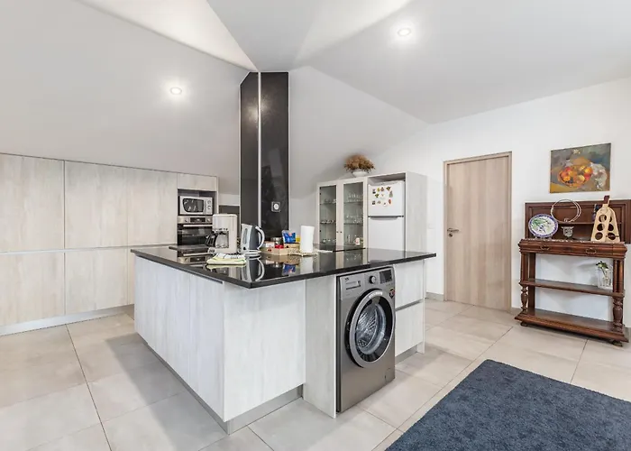 Bright Apartment, By Hopstays Villa *