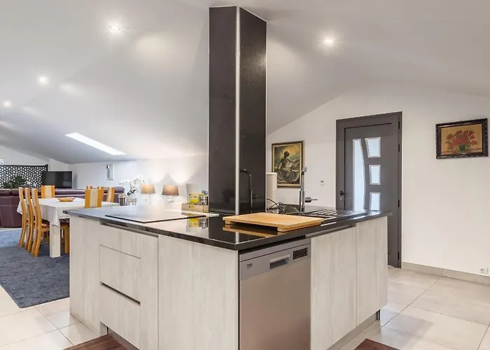 Bright Apartment, By Hopstays Villa *