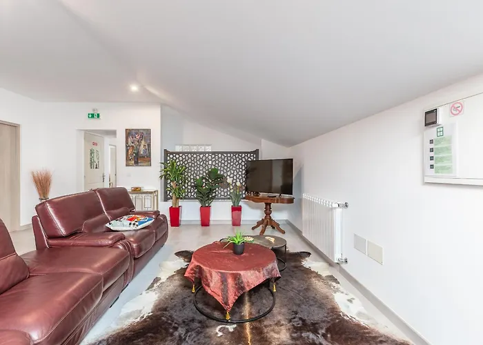 Bright Apartment, By Hopstays * Crestuma